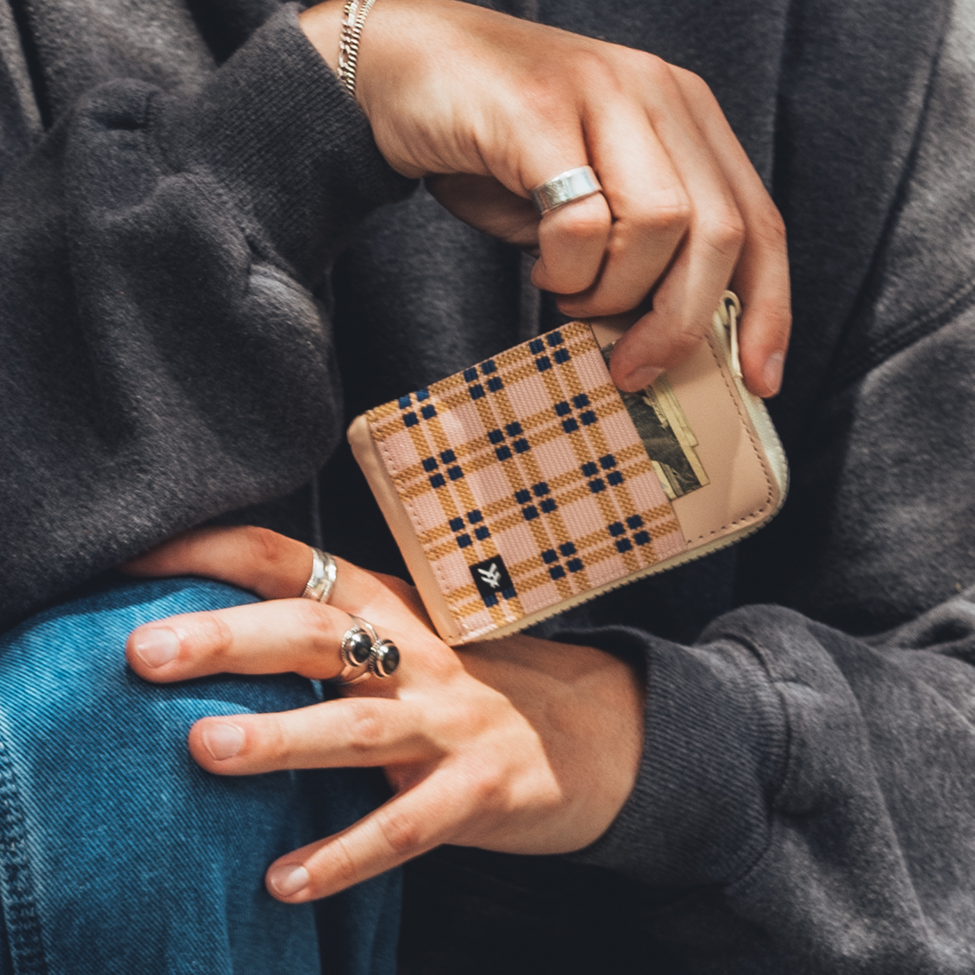 Thread Zipper Wallet